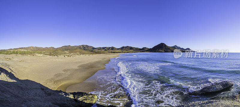 普拉亚德洛斯热那亚，在Cabo de Gata-Níjar自然保护区美丽的海滩之一-西班牙